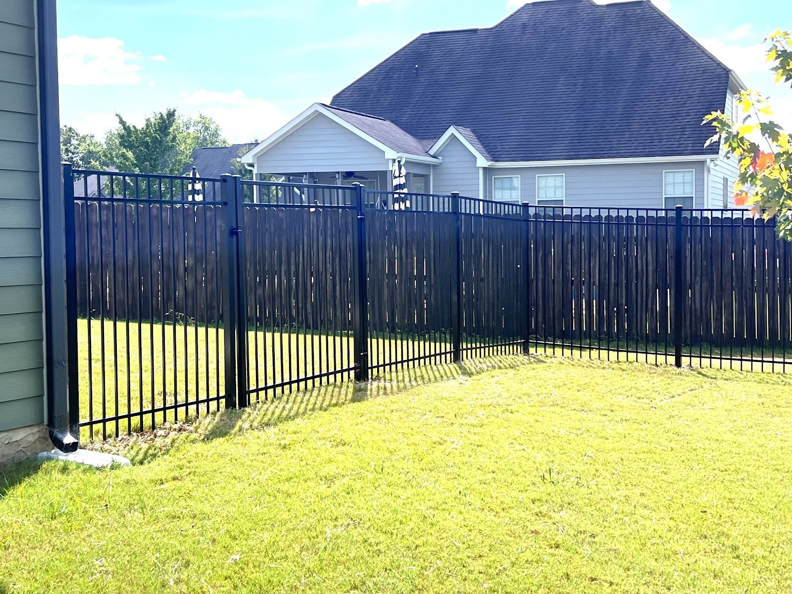 Black aluminum fence surrounding a backyard in Cleveland, TN